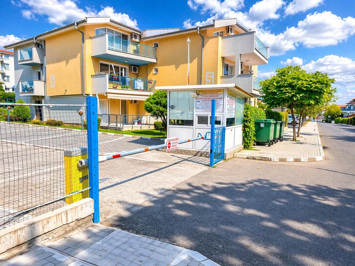 Family 2 BDR Apart Pool View near the Beach - B&B Slanchev Bryag