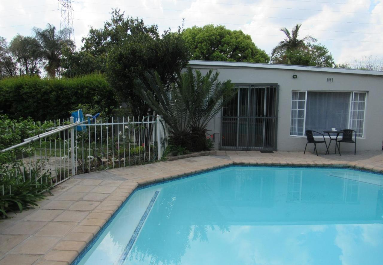 Poolside Garden Studio Queenswood - B&B Pretoria