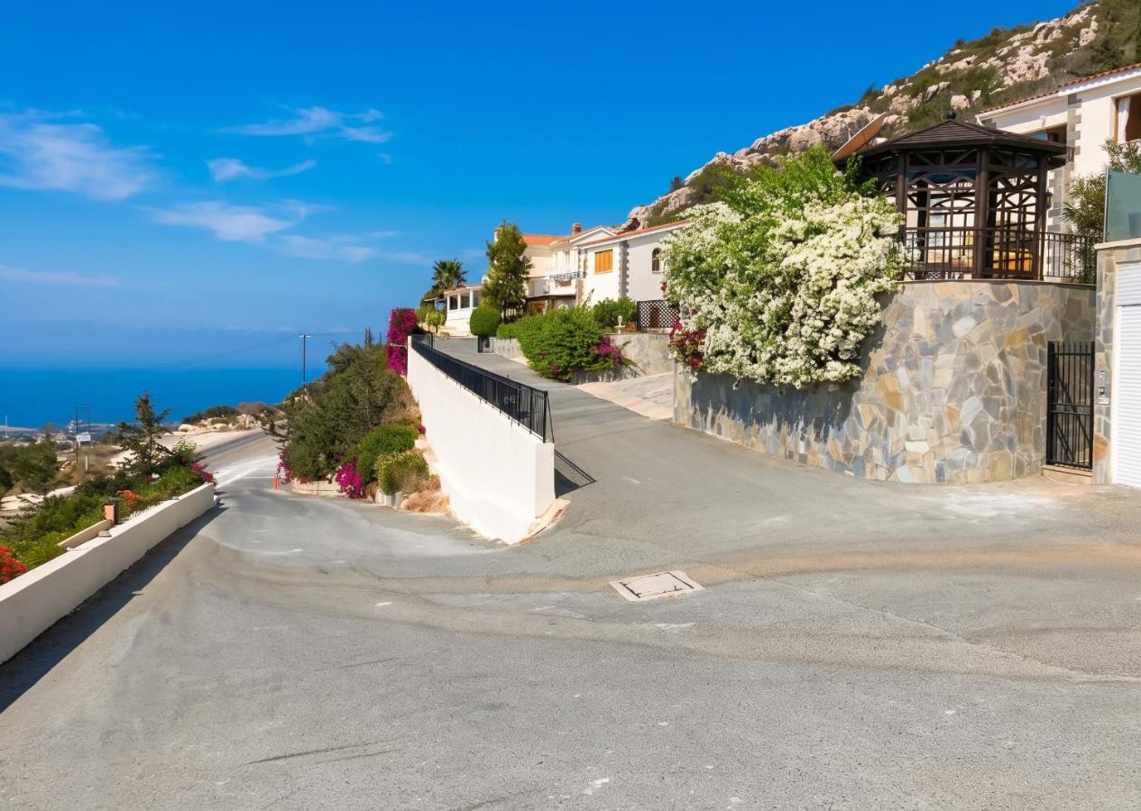 Peyia Villa with sea view, private pool, and garden - B&B Pégeia