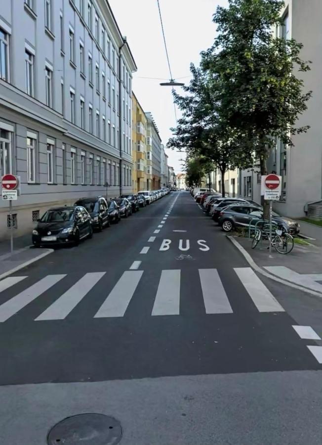 Nice Weekends Graz City Centre - Free Parking, Pets Welcome & Walk to Old Town - Mur - Kunsthaus - B&B Graz
