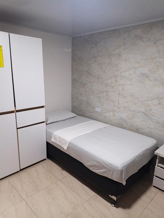 Tweepersoonskamer met 2 Aparte Bedden en Eigen Badkamer