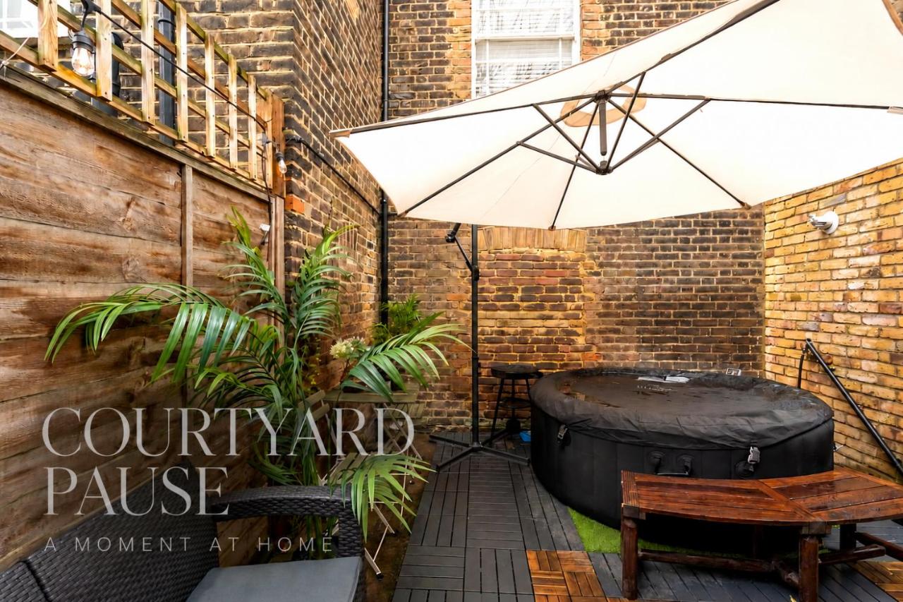 Agar Villa Two Bedroom Home with Garden & Hot Tub - Ferienwohnung London