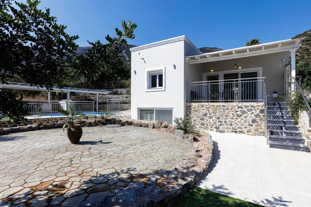 Family Villa Basilicata Gloria with Private Heated Pool, BBQ & Kid's Play Area - Chambres d'hôtes Vlycháda