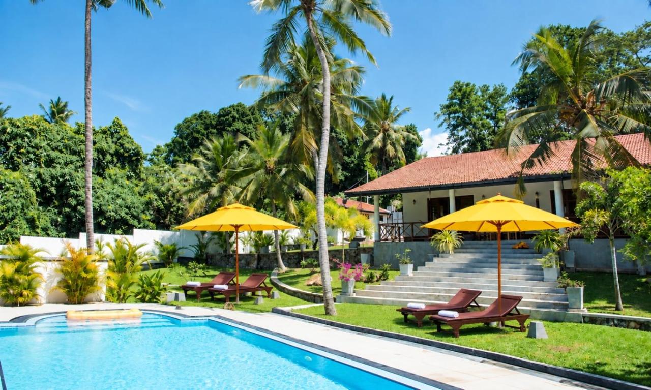 Coconut Grove Villa - Luxury 3 Bedrooms with Private Pool-Hikkaduwa - Chambres d'hôtes Hikkaduwa