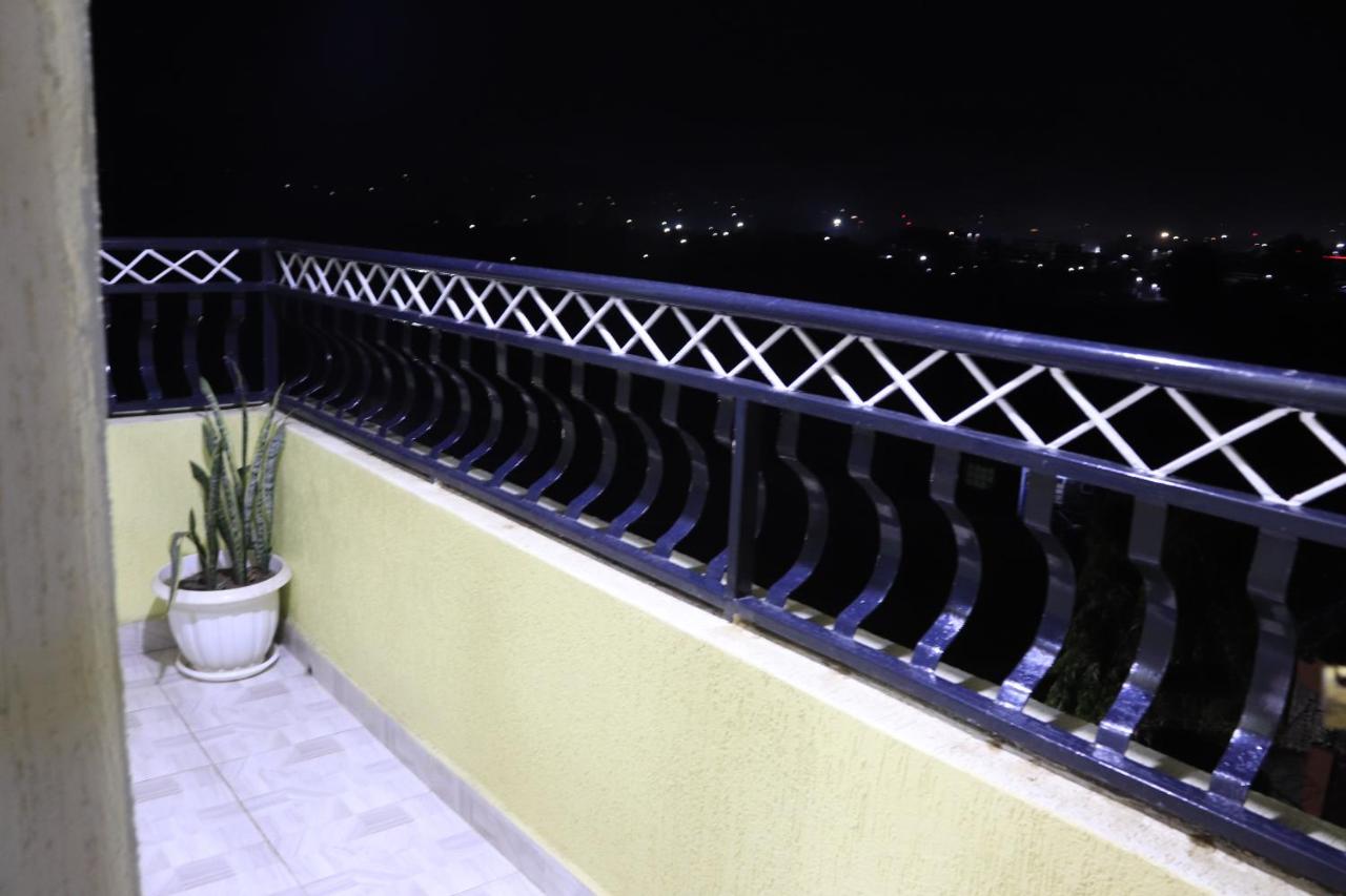 Luxe Ensuite Next to Nakuru National Park, 3 Balconies, Close to CBD - B&B Nakuru