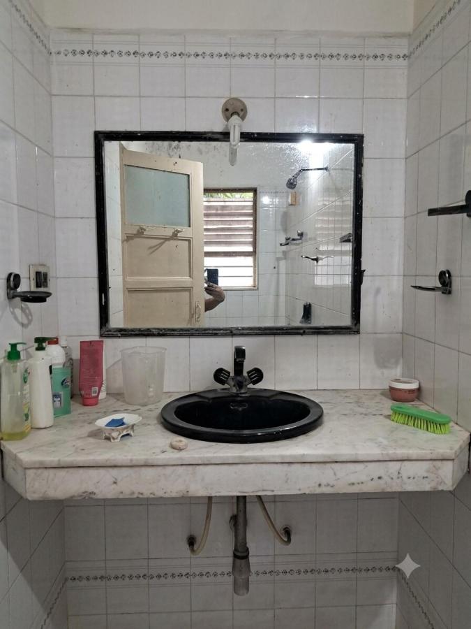 Spacious Room in Heart of Pune near Pune Railway Station Ruby Hall Clinic and wirhin 150 mtrs from 2 metro stations - B&B Pune