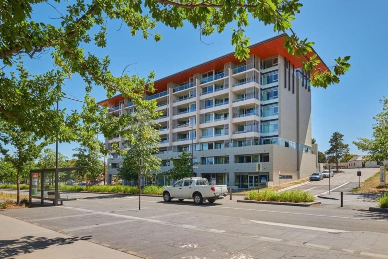 Homely Modern Apt between the Lake and City - Hosted by CanStay - B&B Canberra