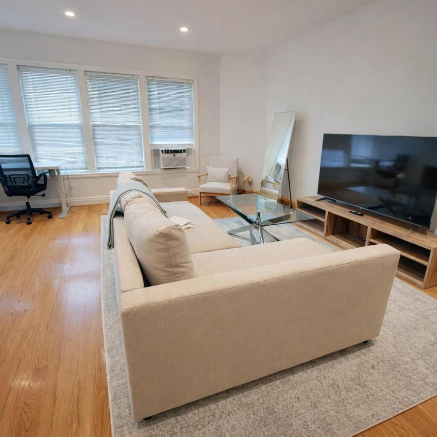 Spacious Comfy 2BR Near HighwayTrain Station - Ferienwohnung Oak Park
