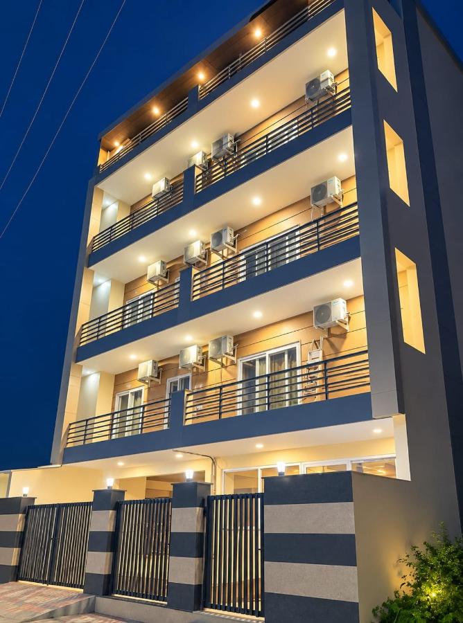 Alpha Stays 1BHK Service Apartment Near Artemis Hospital Gurgaon Manage by Revemaster Hospitality - Chambres d'hôtes Gurgaon