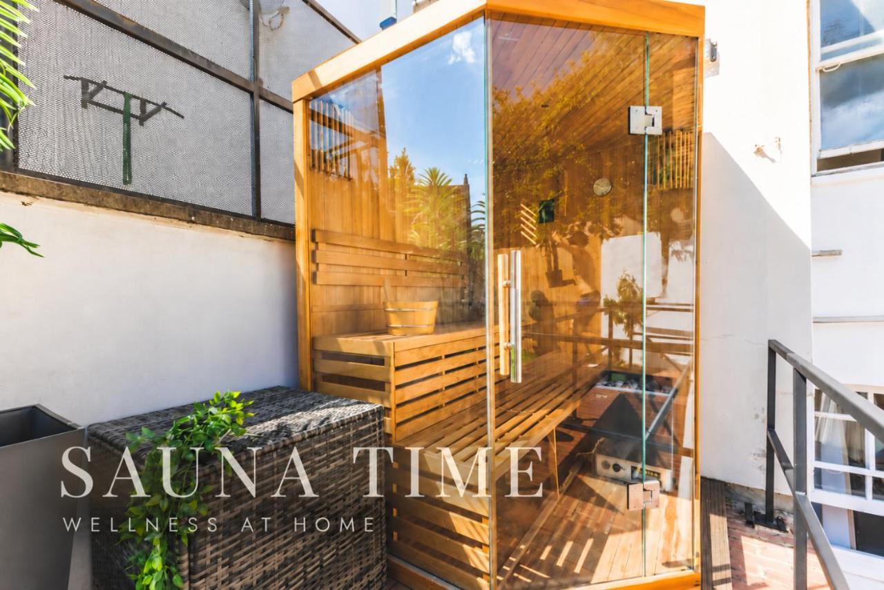 Executive 2 Bedroom Retreat with Hot Tub, Sauna & Garden - B&B London