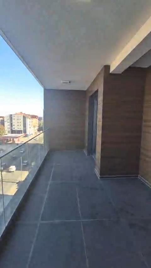 Wohnug 122m2 mit grossem Balkon! - Chambres d'hôtes Gjakova