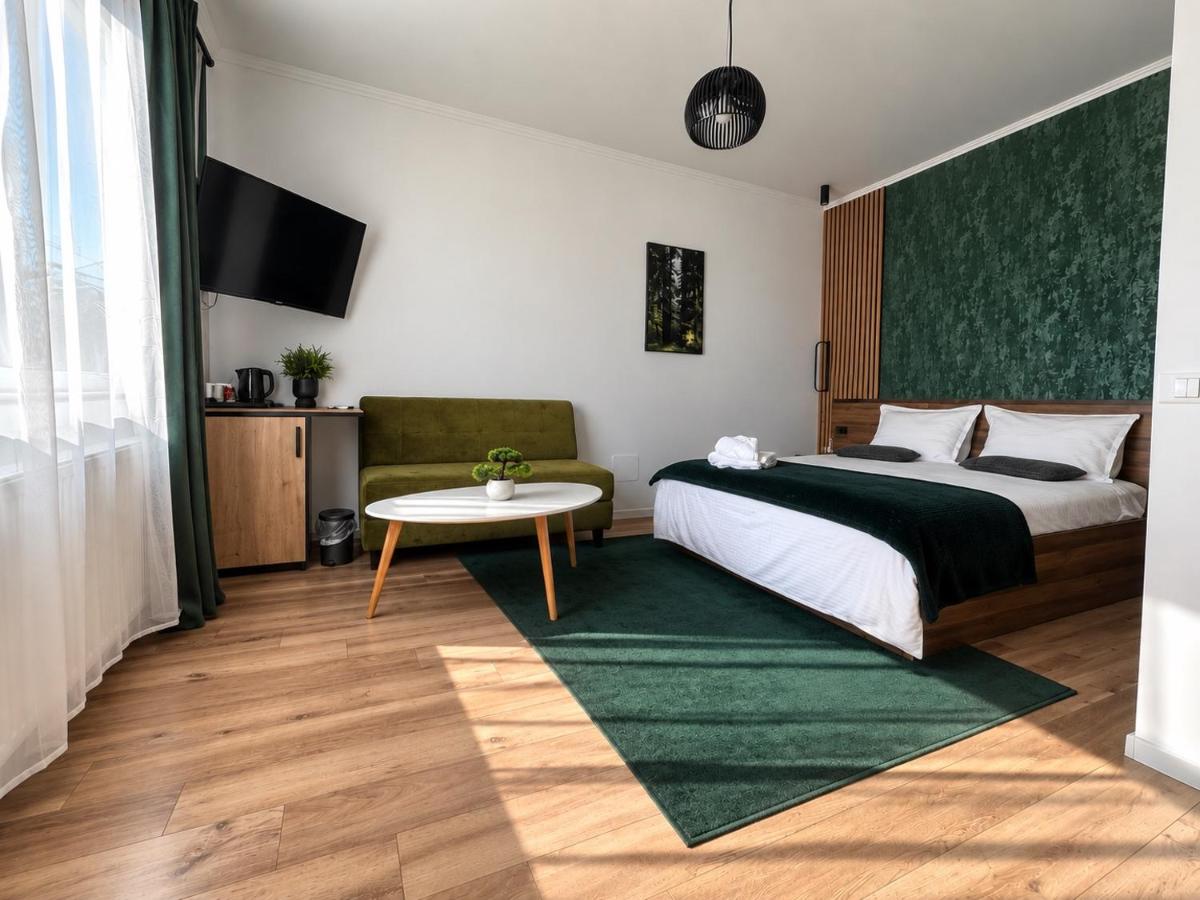 Zimmer mit Kingsize-Bett und Gartenblick. 
