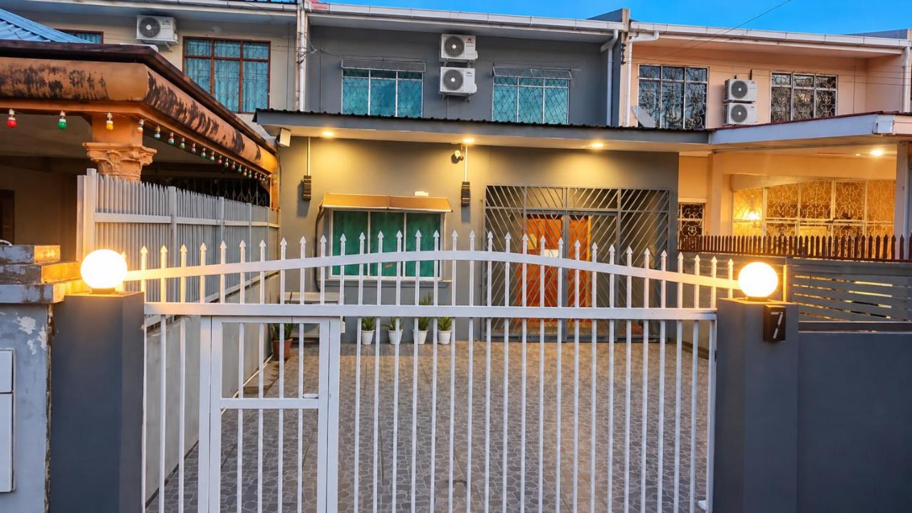 ANG LEE HOLIDAY HOME 2 - B&B Semporna