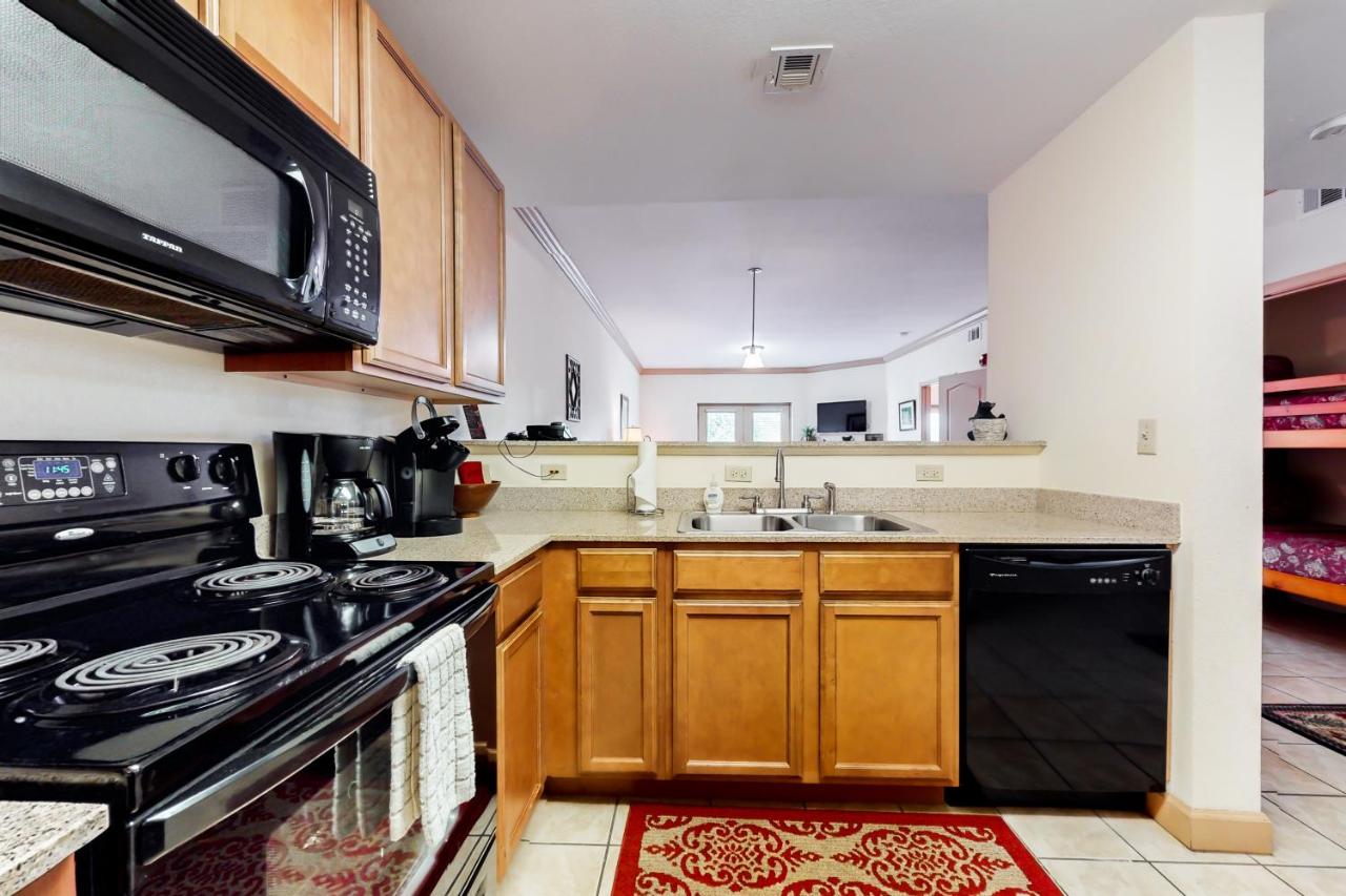 Mtn View Getaway Sleeps 6 Bunk nook Shared Pool - B&B Pigeon Forge