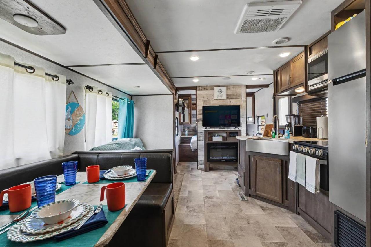 Your Glamping Escape Awaits 5 miles from the Beach - B&B Gulf Shores