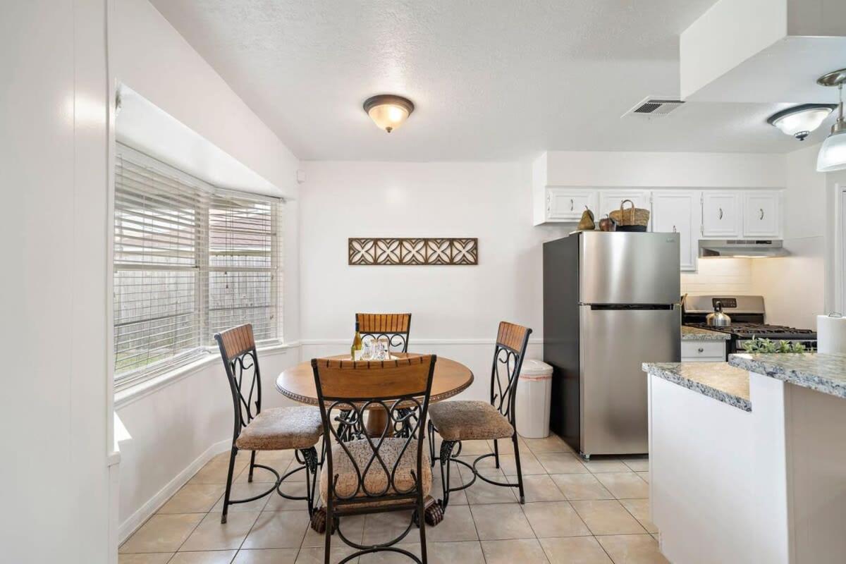 Covered Back Patio Covered Parking Game Room WIFI Smart TV's every room Washer & Dryer - B&B Pasadena
