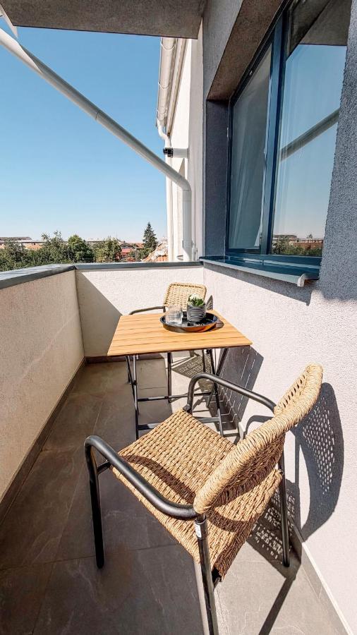 Japandi Premium Apartment by Amber Oak - 2BR, 2BA, Self Check-In & Parking - Chambres d'hôtes Timişoara