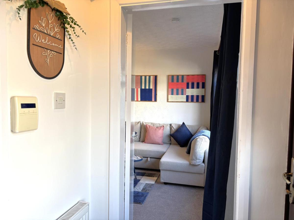 Cosy Home, Contractors, Families, Garden Cabin, Parking, Stoke & Newcastle - Bed and Breakfast Newcastle-under-Lyme