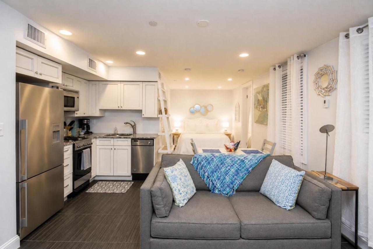 Renovated Studio, steps to MGH, Suffolk, Sleeps 4 - B&B Boston