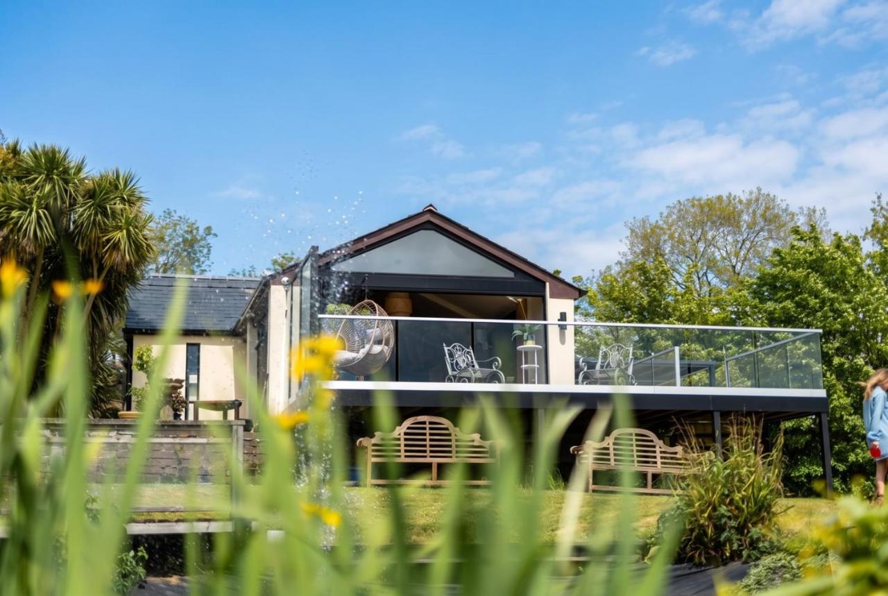 Lakefront escape in Bonvilston with Hot Tub - B&B Bonvilston