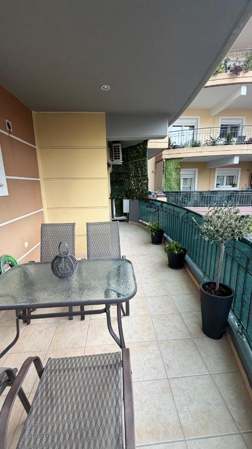 Cozy 1BR Apartment with Parking by Opal Keys - B&B Lárisa
