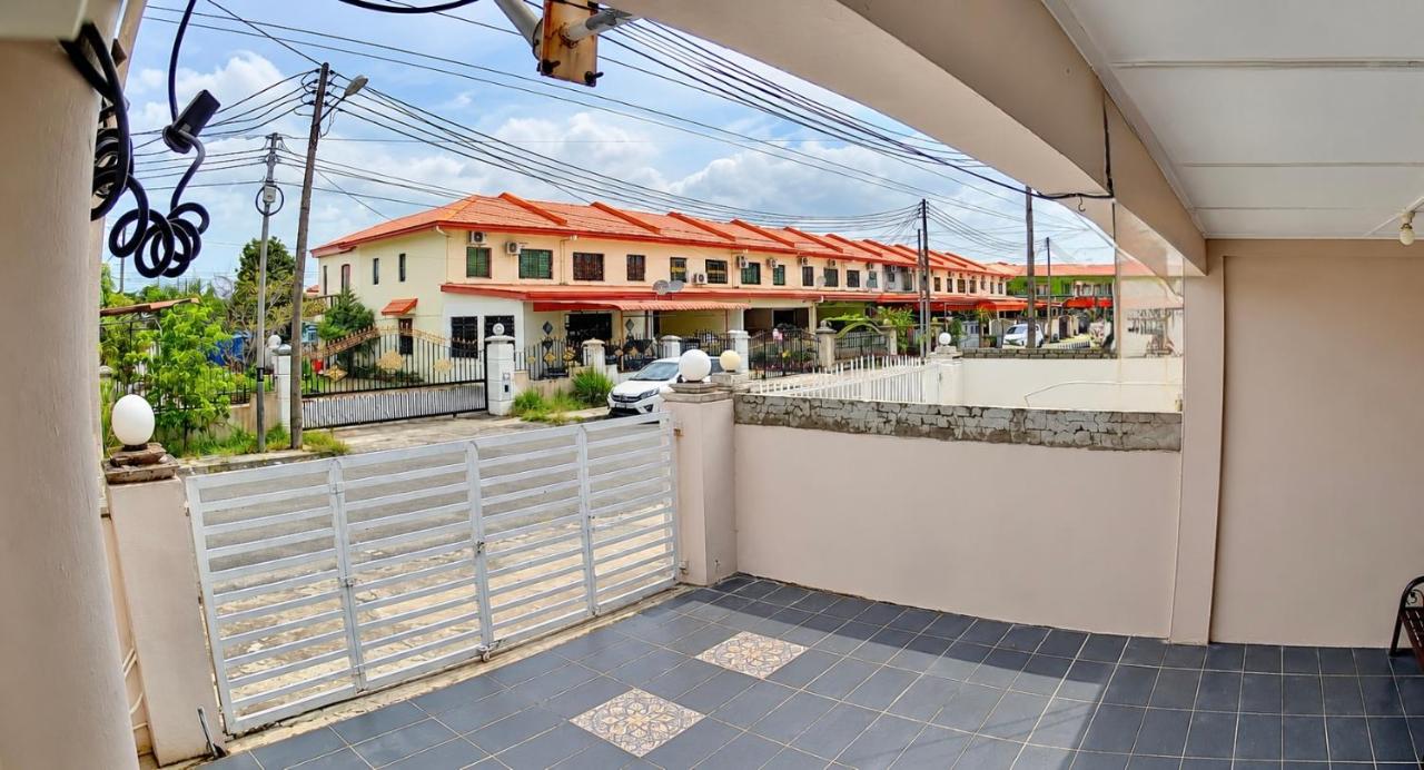 ANG LEE HOLIDAY HOME 1 - Bed and Breakfast Semporna