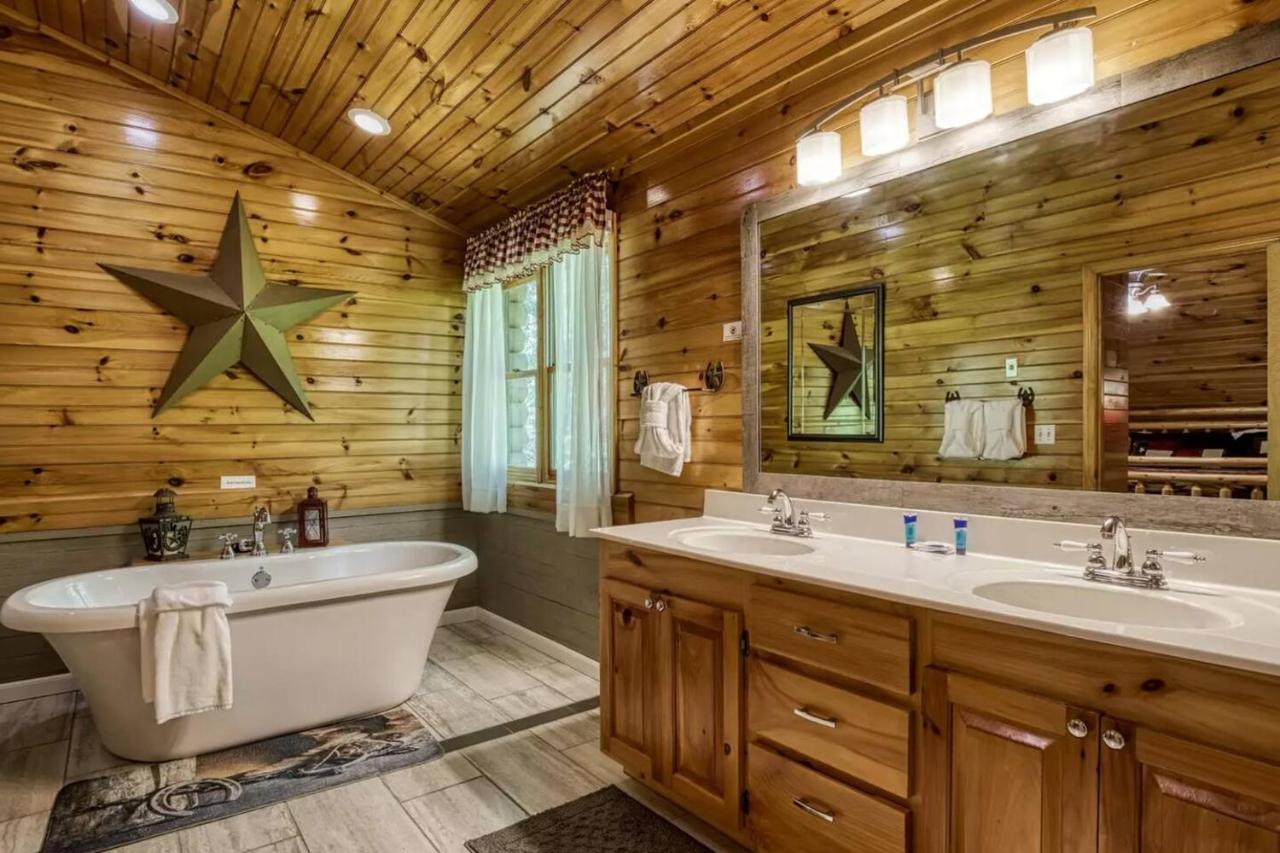 Views, Gorgeous Inside, Game Room, Fire Pit - Chambres d'hôtes Gatlinburg