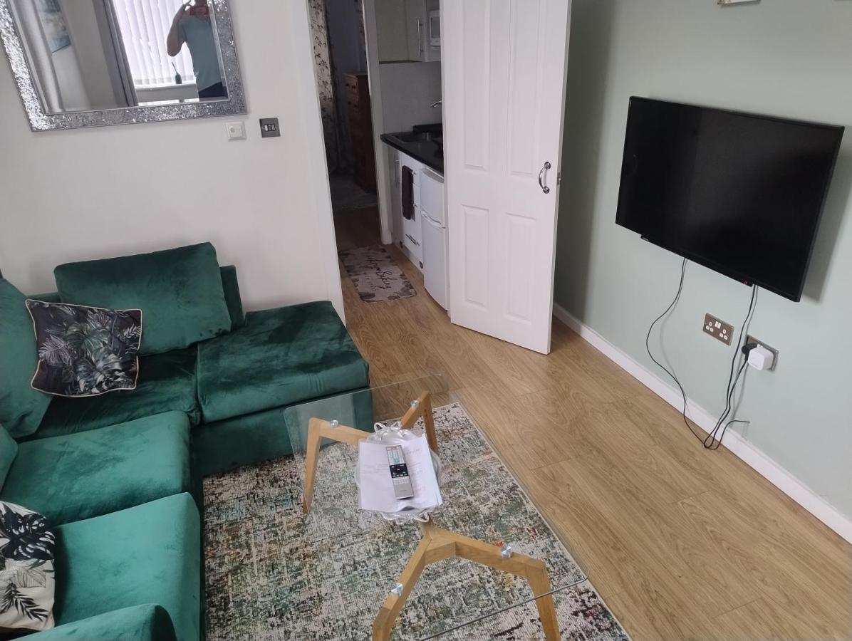 cosy annex close to leeds airport - B&B Guiseley
