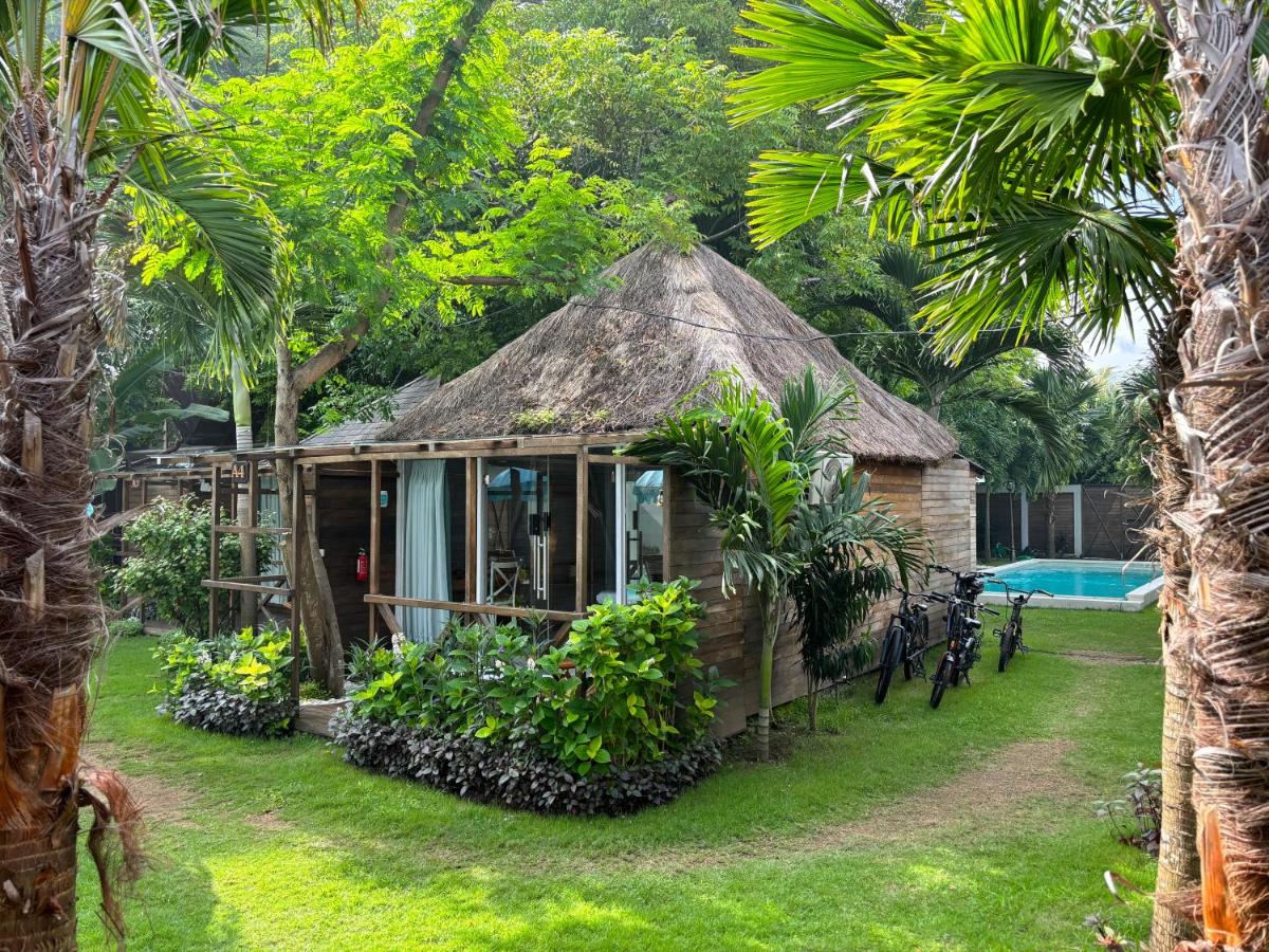 Bali WOW! Bungalows - Tropical Stay Near the Beach & Pools - Bed and Breakfast Nusa Dua