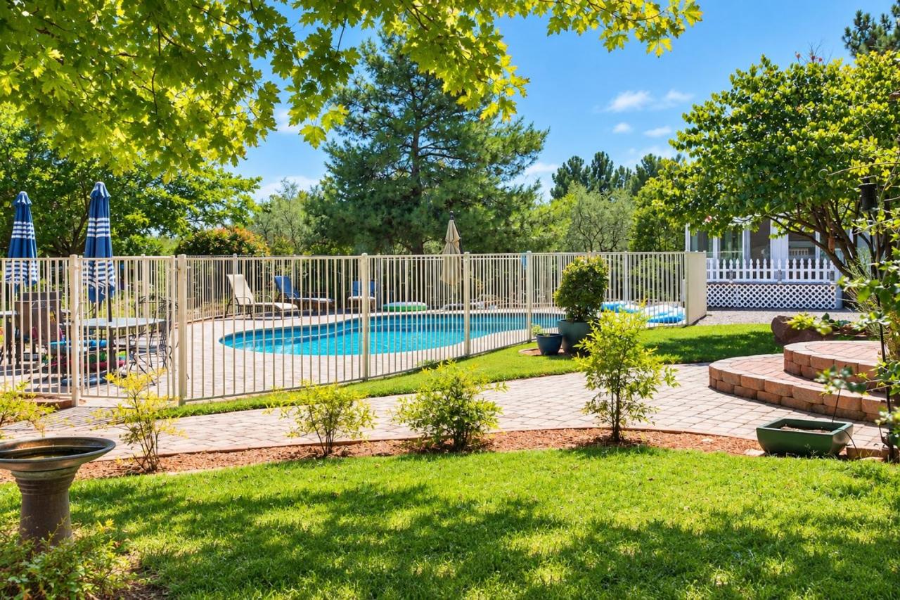 Cottonwood Private Retreat Heated Pool & Gardens - B&B Cottonwood