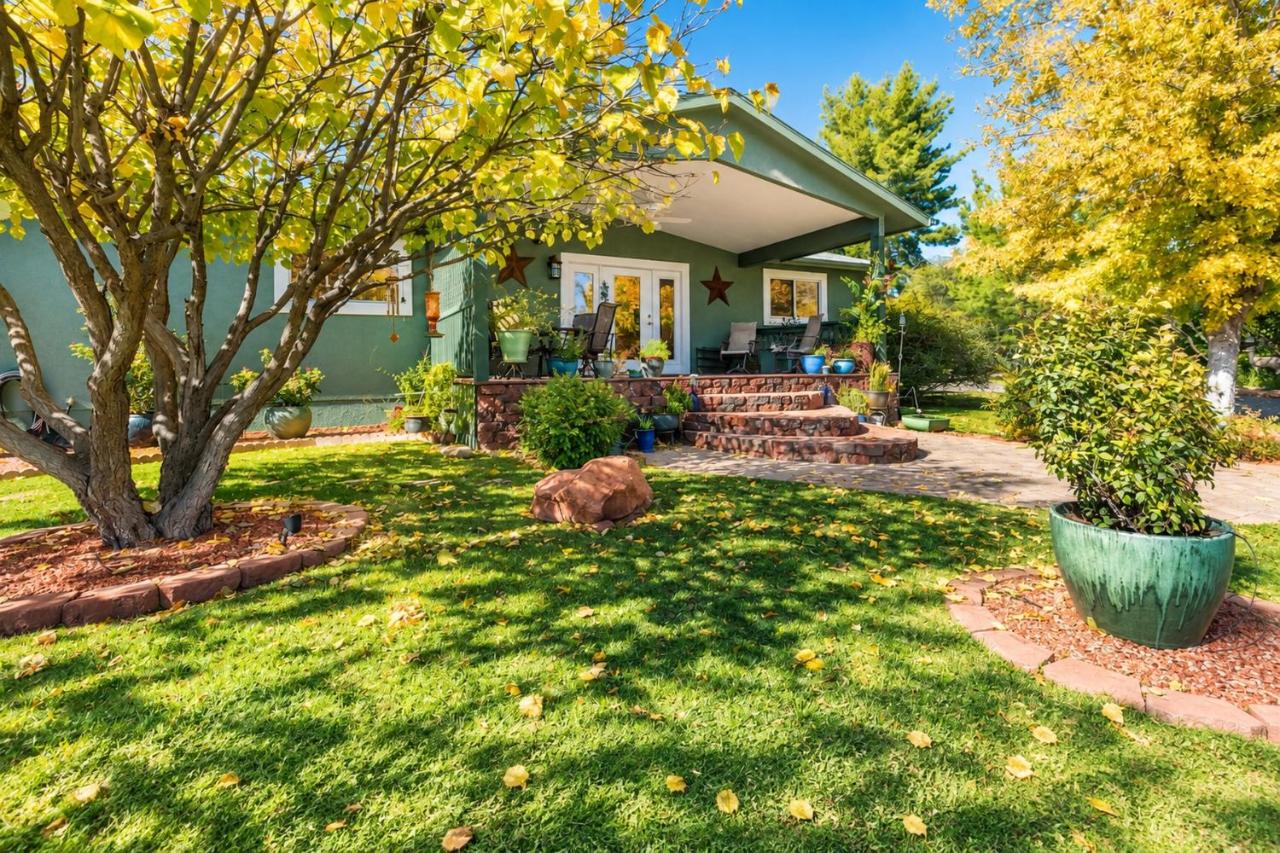 Cottonwood Private Retreat Heated Pool & Gardens - B&B Cottonwood