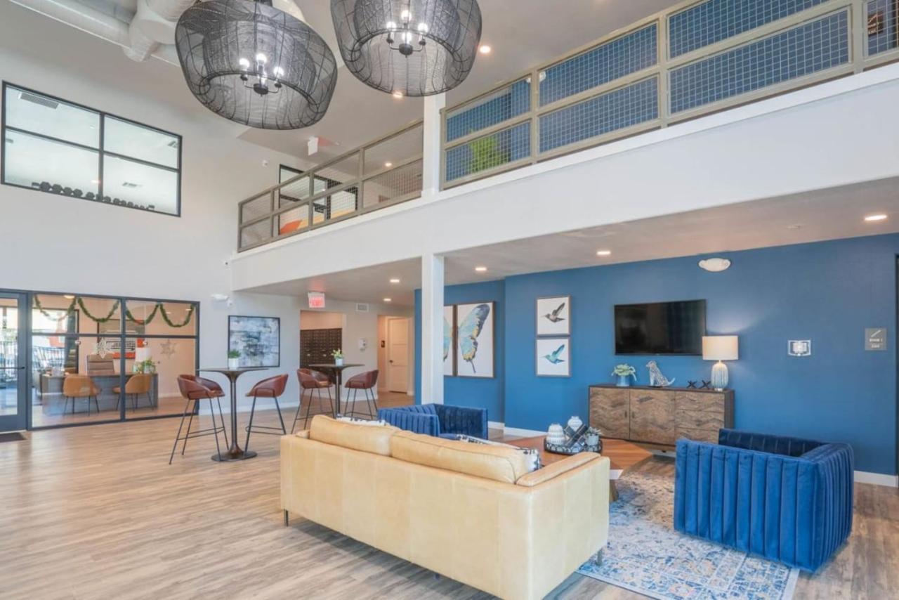 Posh 2BD - Gym, Pool, Parking, W-D - Sleeps 8 - B&B Tempe