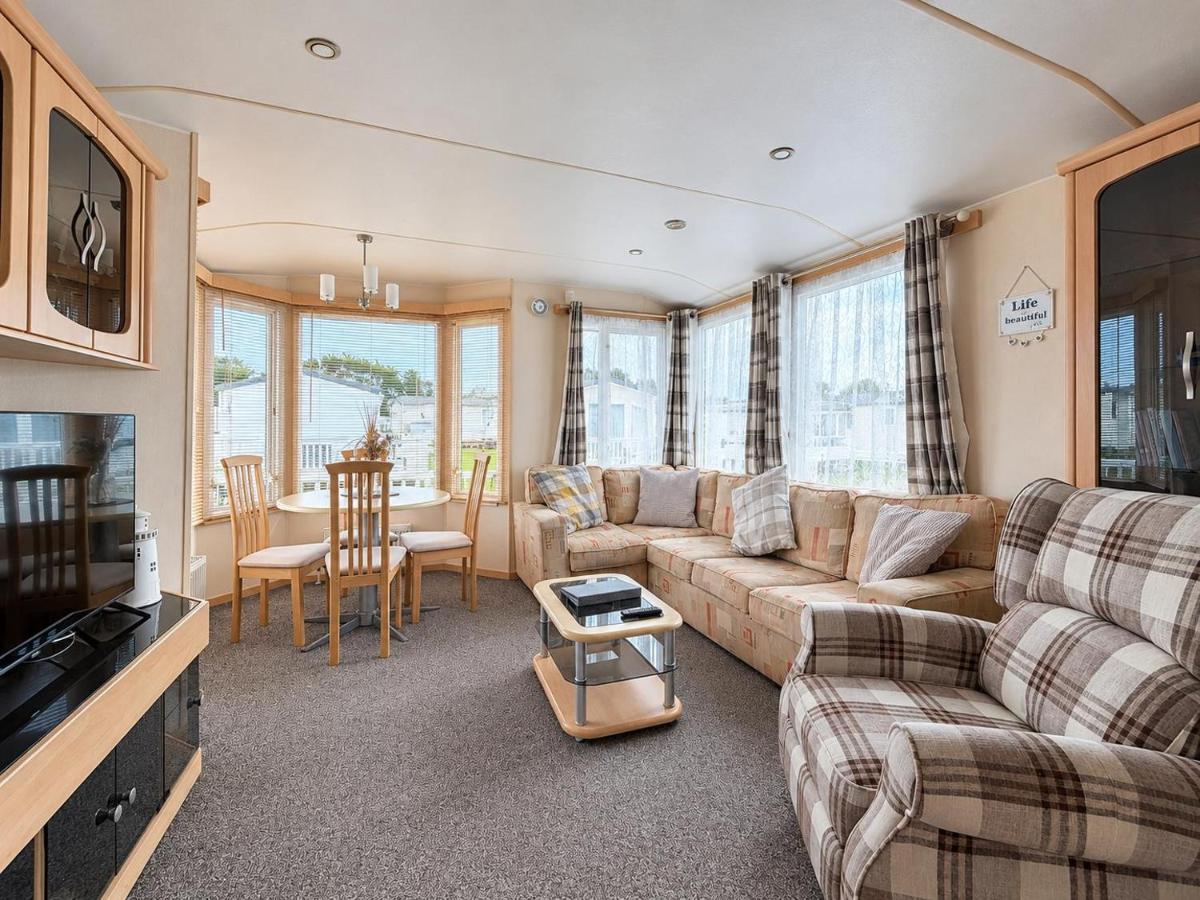 Lovely caravan with decking at Seabreeze Holiday Park in Hemsby ref 78098SB - B&B Hemsby