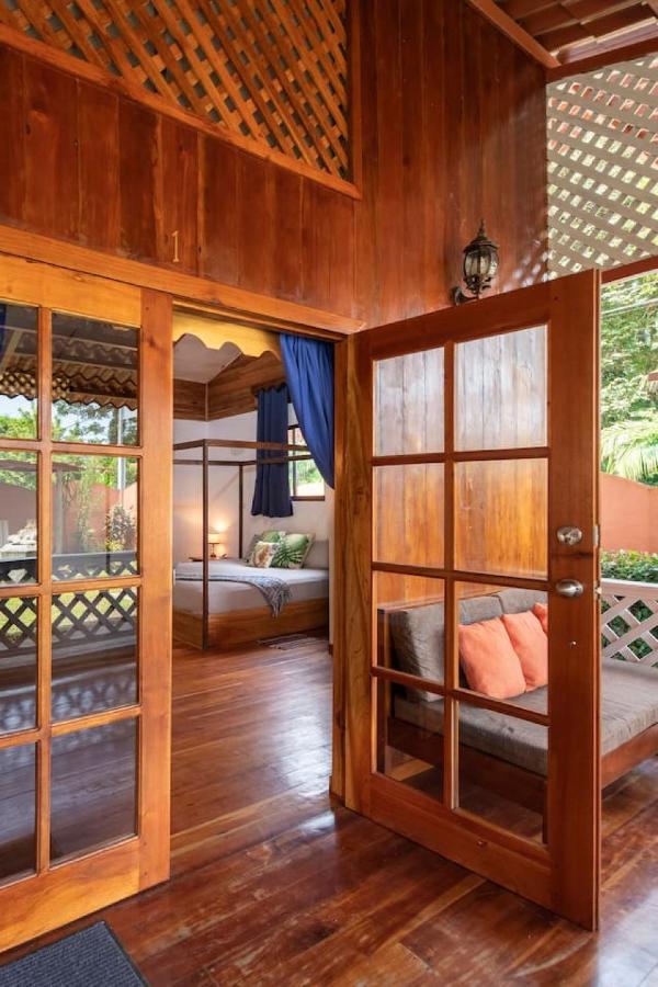 Pangea Lodge with Shared Pool at the Heart of Manzanillo - B&B Manzanillo