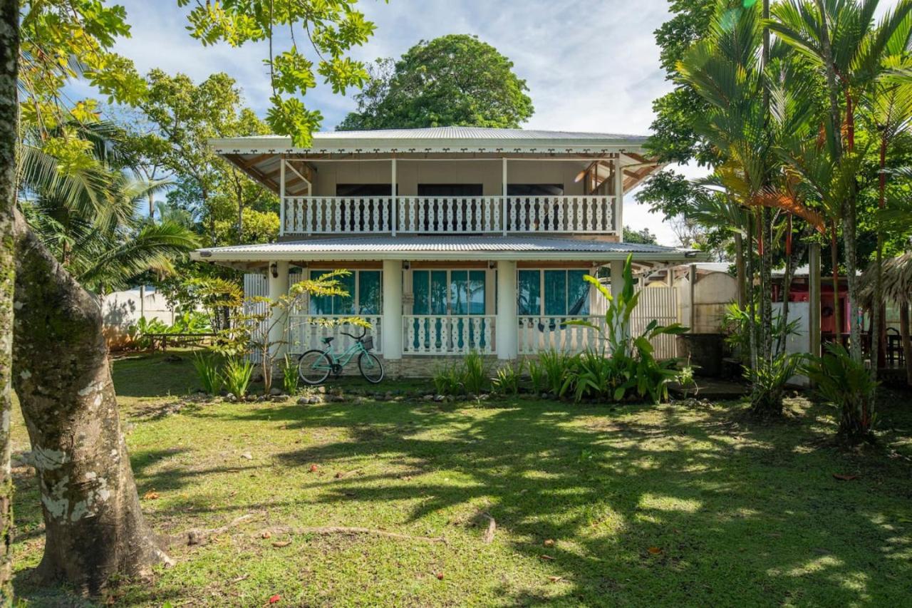Casa Blanca Beachfront House with Shared Pool Access Pangea Lodge - B&B Manzanillo