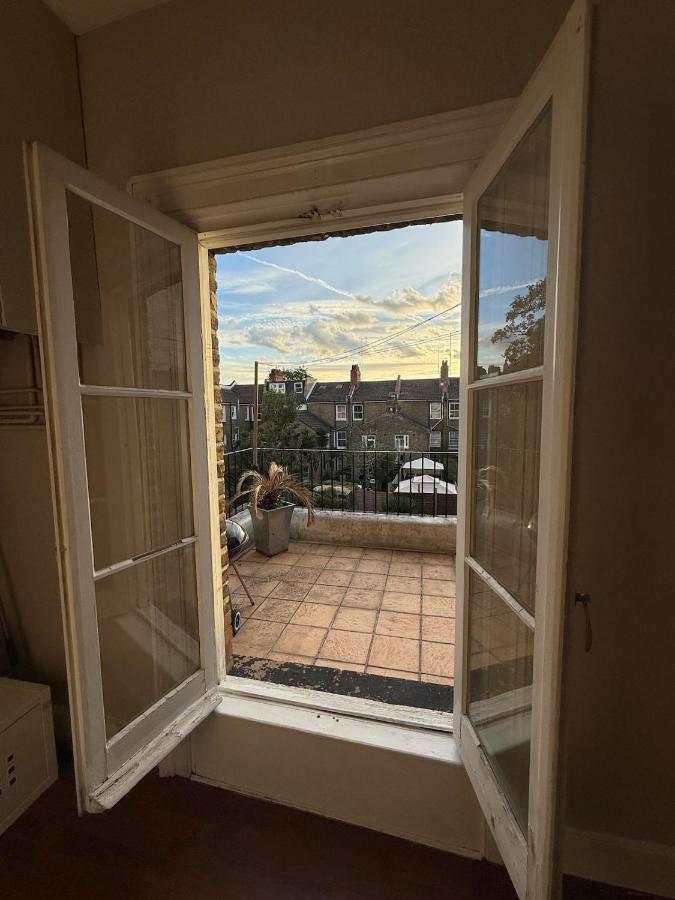 2-bed Triplex with Private Terrace next to Tube - B&B Londra