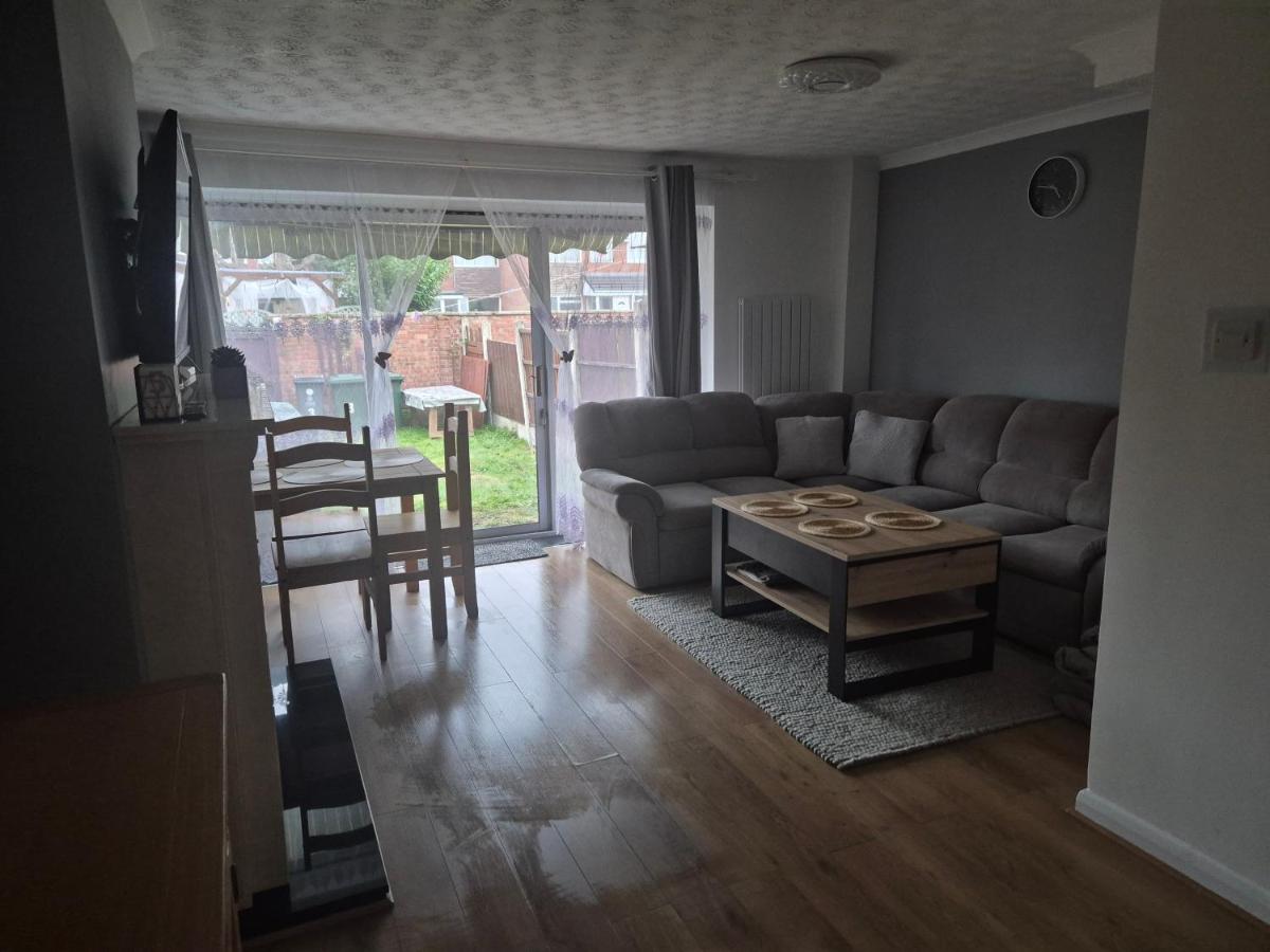 3 bed house in Walsall, perfect for contractors & leisure & free parking - B&B Walsall