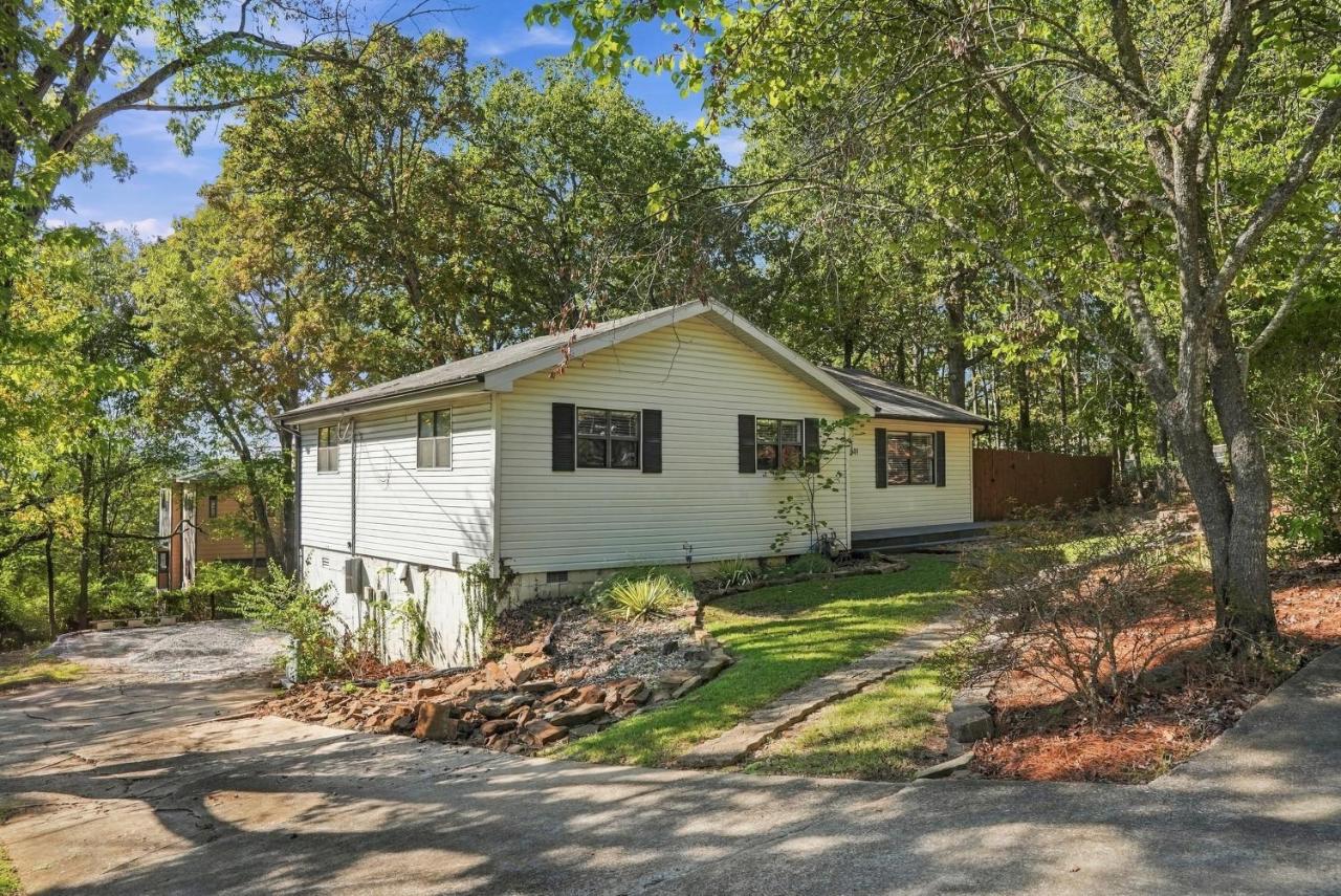 Stylish Family & Group Retreat Near UofA and Trails - B&B Fayetteville