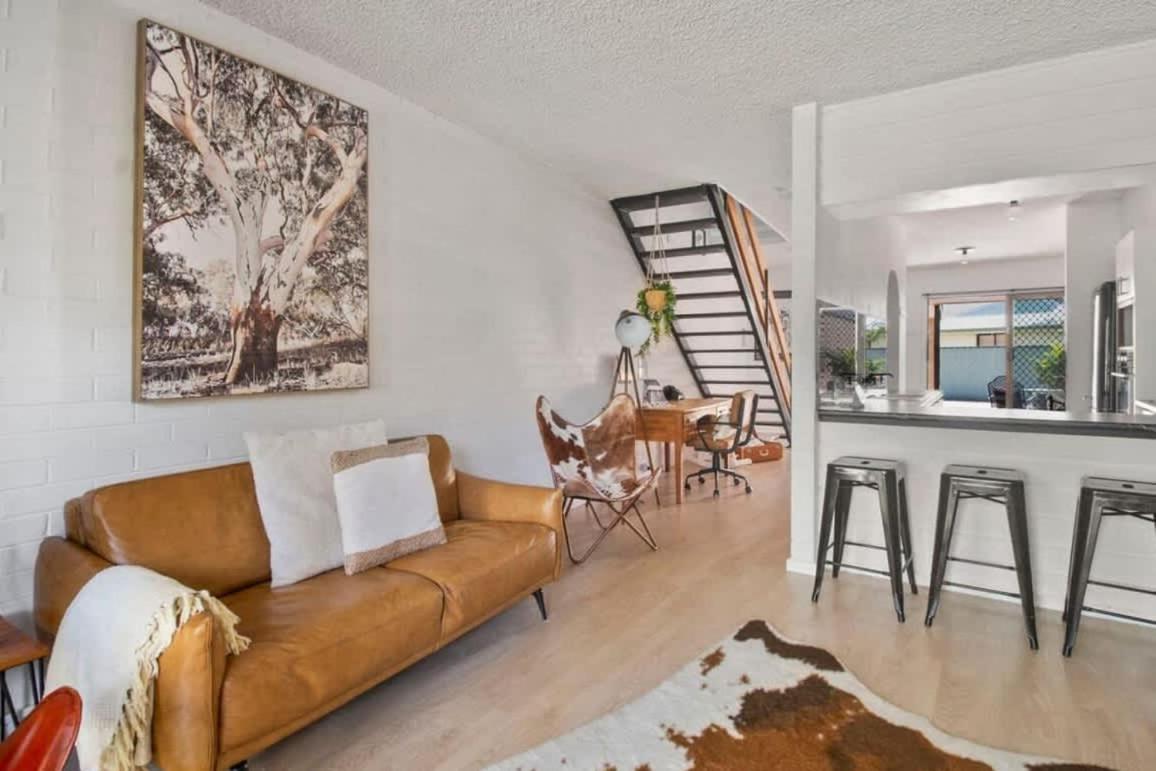Luxury by the Lagoon - Water Views, 3 Mins to CBD - Bed and Breakfast Wog Wog