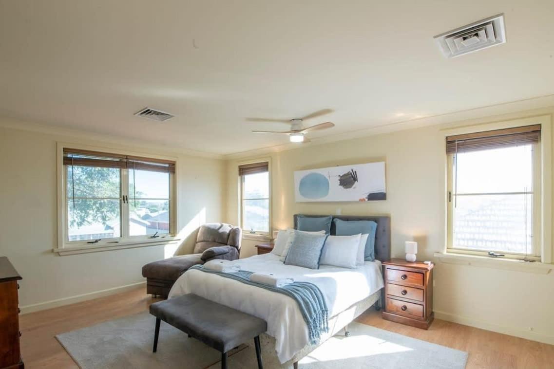 Tranquil Taylor - Two-Storey CBD Family Home, BBQ - B&B Dubbo