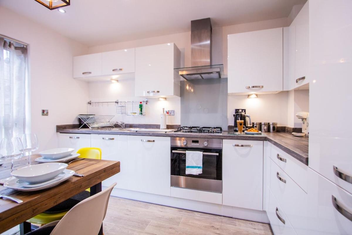 Charming 1BR House in Eccles with Free Parking - Chambres d'hôtes Manchester