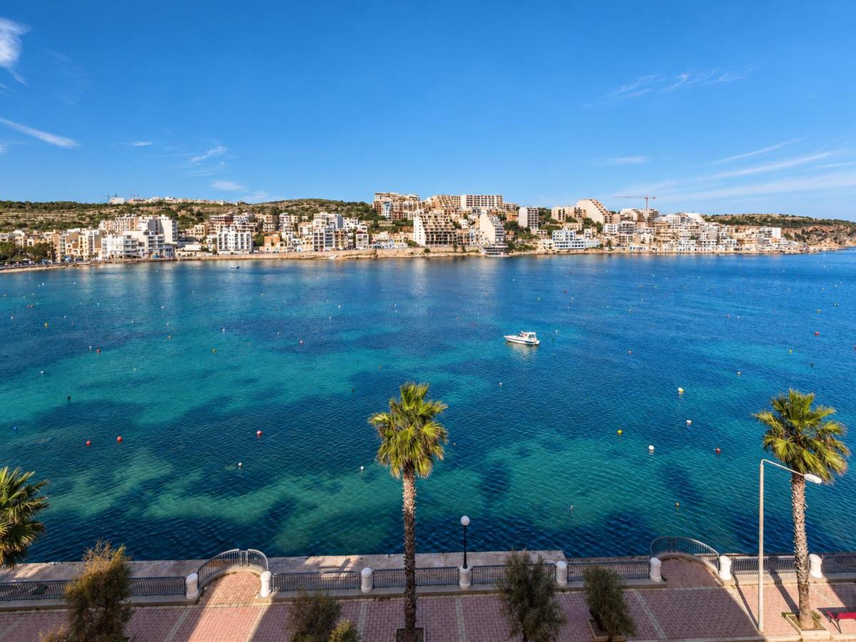 Blue Harbour 3 bedroom seafront apartment with large yard on the promenade - by Getawaysmalta - B&B San Pawl il-Bahar