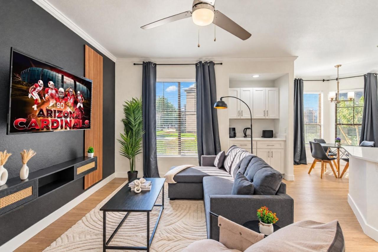 Chic 2BD King Bed with Pool, Hot Tub, Gym, Parking - B&B Glendale
