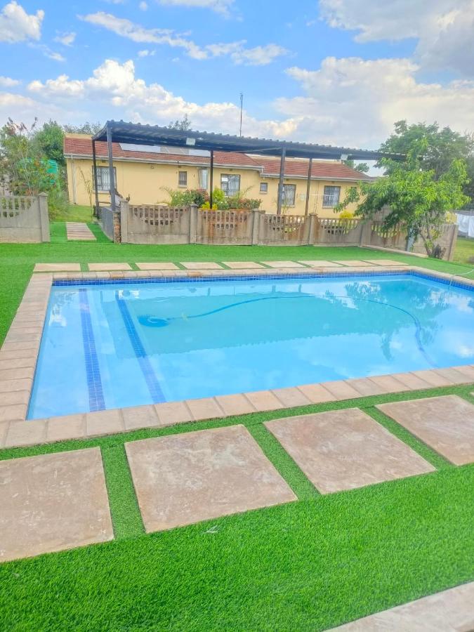 Tokelo Guesthouse Emalahleni - B&B Emalahleni