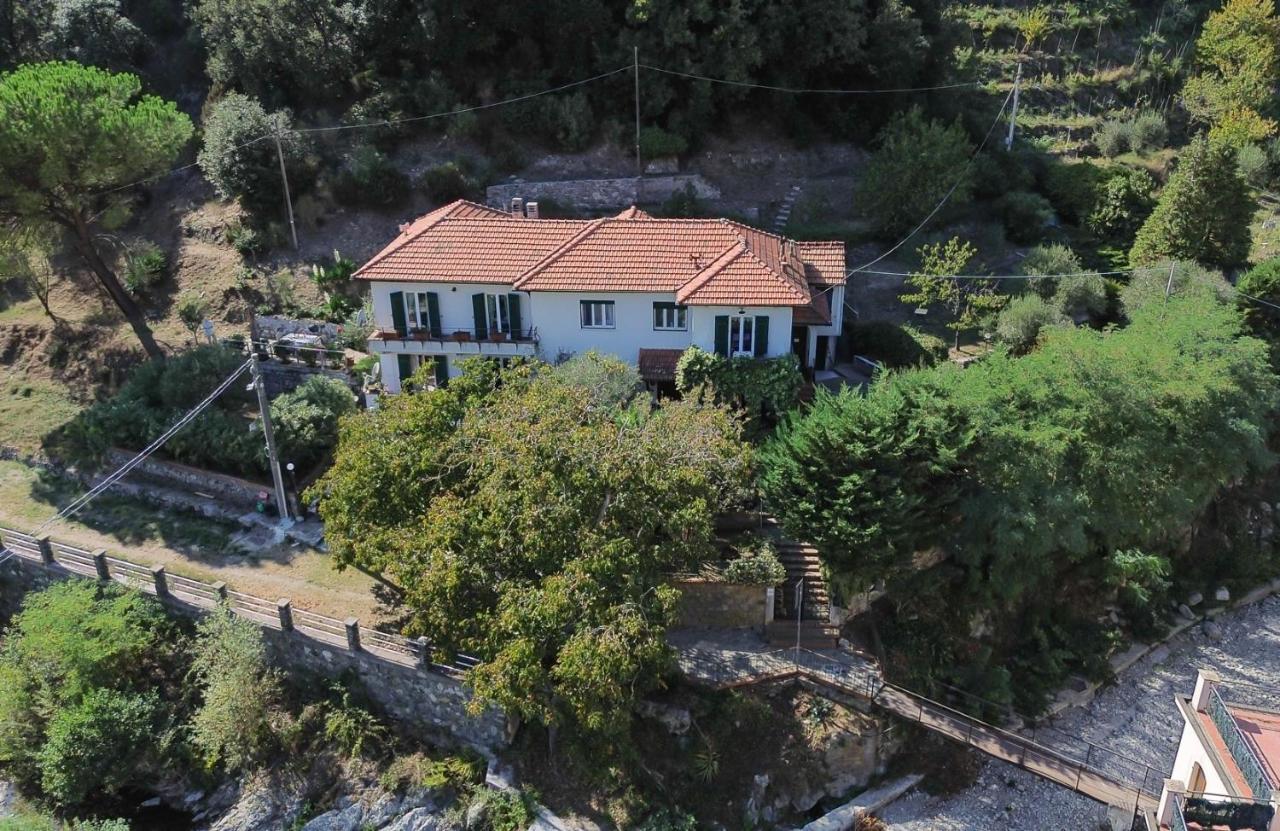 Con giardino nel verde a 5 chilometri dal mare - B&B Albisola Superiore
