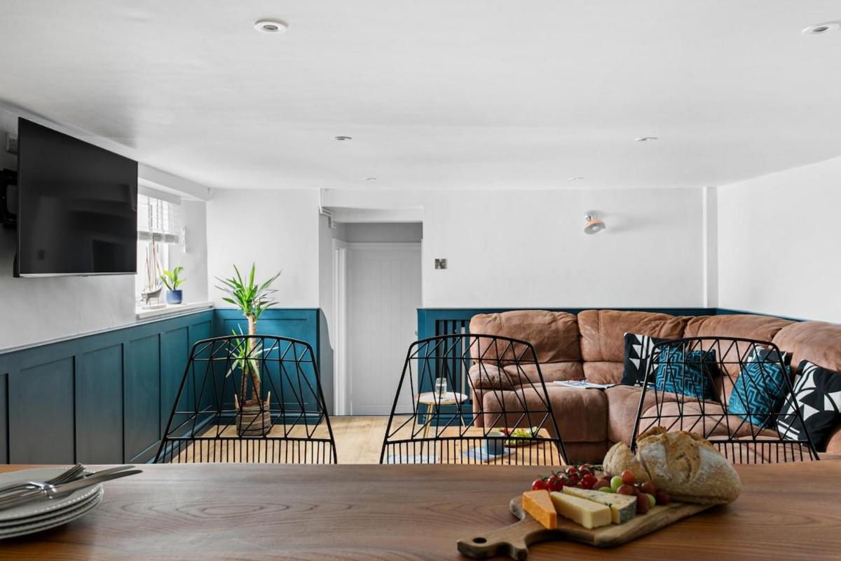 Coombe Bank - Seaboard spirit, contemporary chic with parking close to beach - B&B Teignmouth