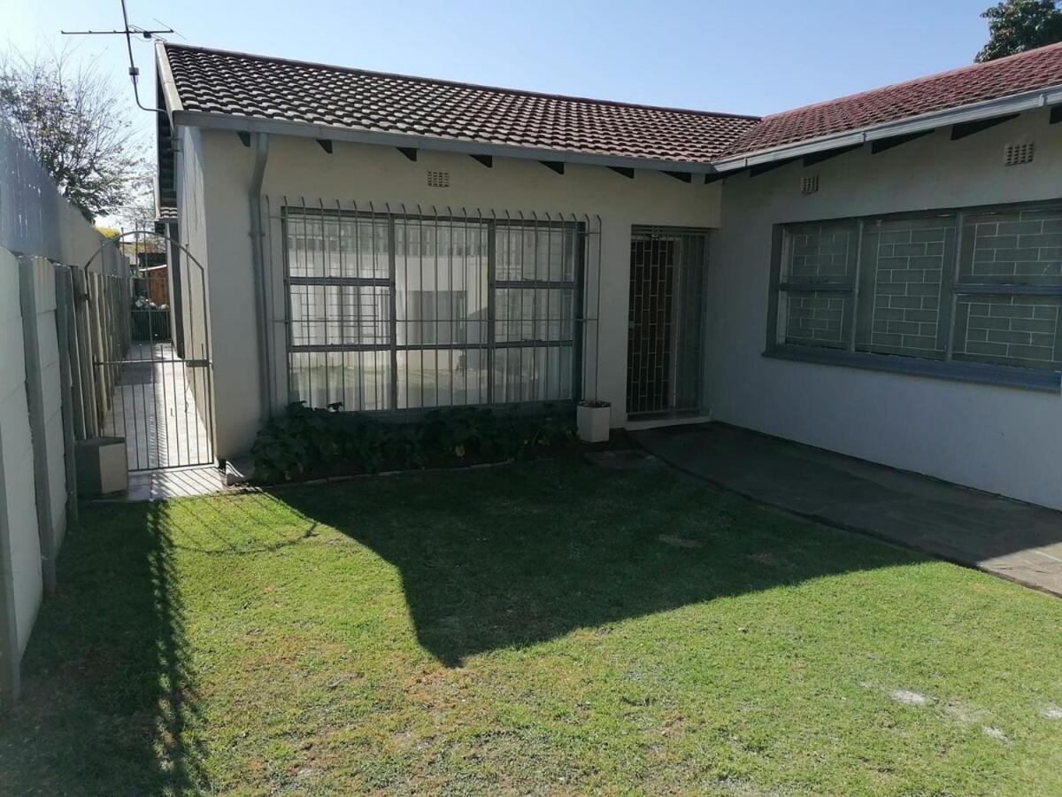 Stunning 50 Mowbray Stand alone House - B&B Benoni