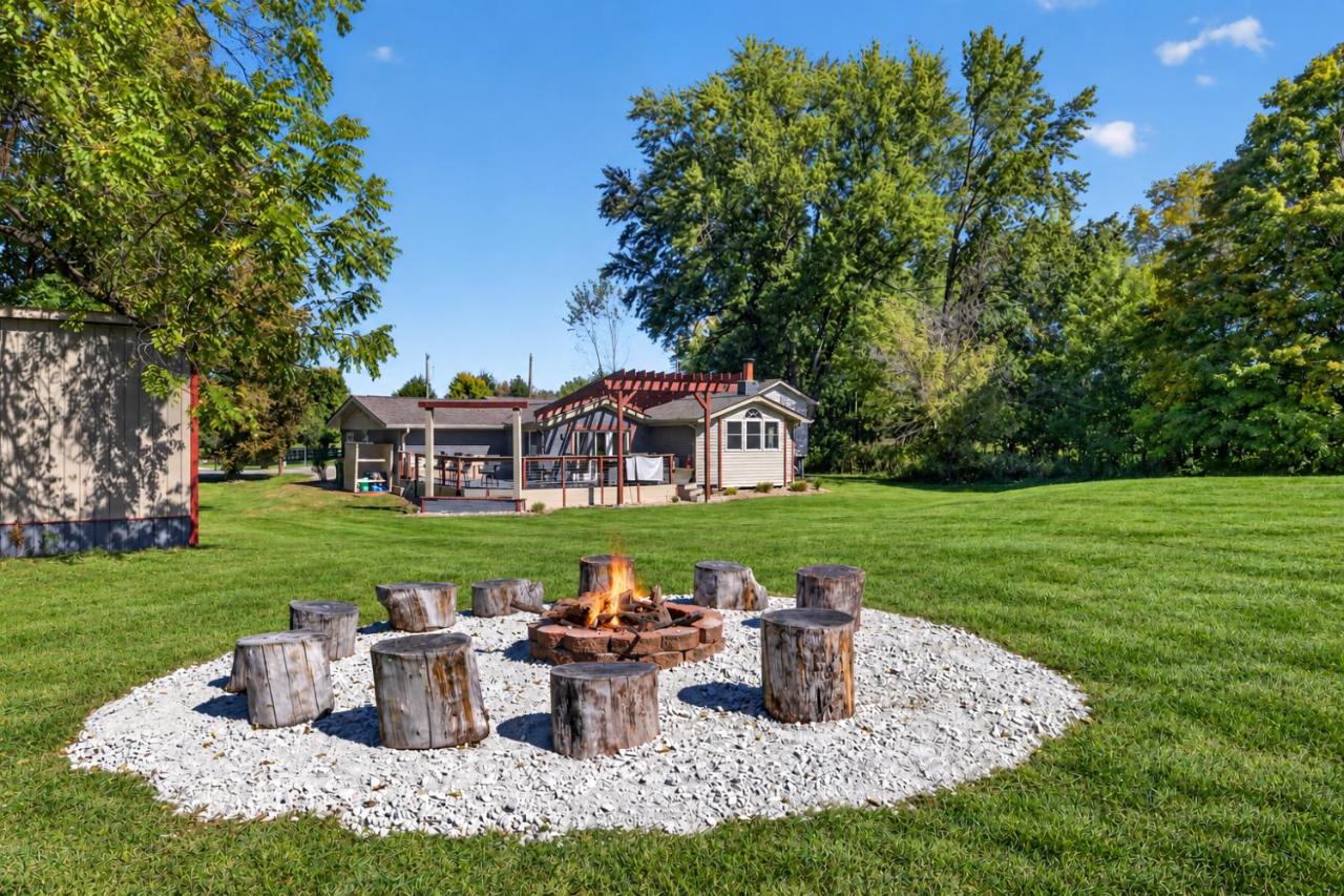 Sleeps 10, Indoor and Outdoor Theaters, Batting Cage, & Games! - B&B Westfield