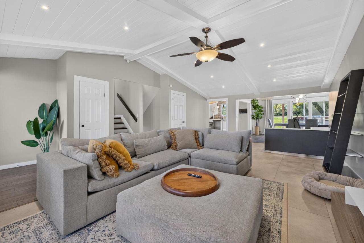 Sleeps 10, Indoor and Outdoor Theaters, Batting Cage, & Games! - B&B Westfield