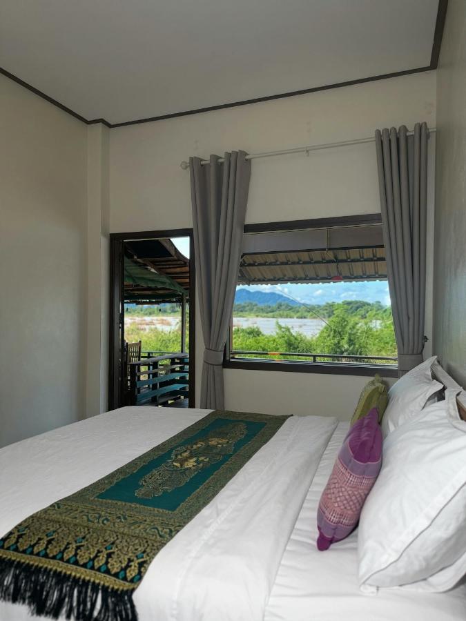 DONDET Suns down 1 Guesthouses riversides view